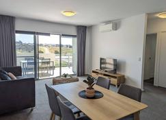 Serenity at Stromlo 2bd 1br at Wright - Weston - Restaurant