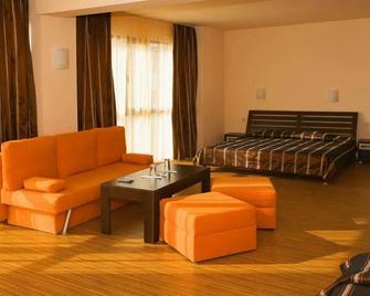 At The American's Hotel - Pomorie - Bedroom