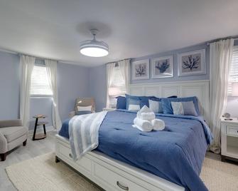 Sunrise Views Waterfront Lusby Home with Deck! - Lusby - Bedroom