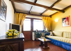 Beautiful three-room apartment 60 sqm Residence Palace 2 Sestriere - Sestriere - Living room