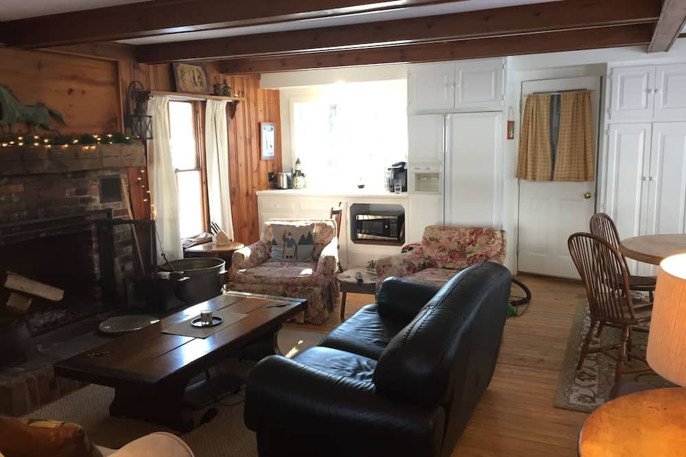 Charming 2 Bedrooom Guest House on 2 acres North Conway Village. - North Conway - Living room