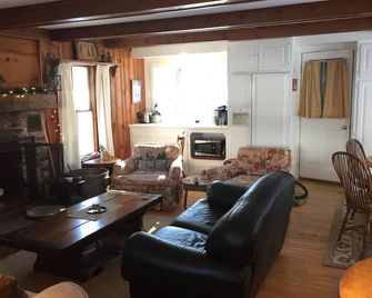 Charming 2 Bedrooom Guest House on 2 acres North Conway Village. - North Conway - Living room