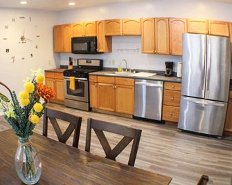 2 Bedroom East Carson Street Sanctuary - Pittsburgh - Keittiö