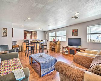 Springfield Apt with Deck and Central Location! - Springfield - Living room