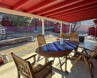 Rac · King Bed, Fire Pit, Bbq, Playhs, Red Apple Cab`inn - Wrightwood - Patio