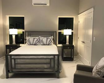 Conch House - Ocean front with dock and pool - Little Torch Key - Bedroom