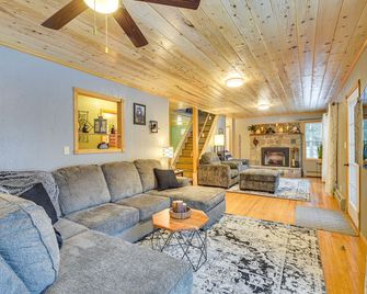 Charming Butternut Lake Getaway With Dec - Park Falls - Living room