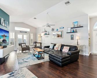 Charming Heated Pool Home - 3 miles to the Beach, Pet and Family Friendly -Available Year Round! - Bonita Springs - Wohnzimmer
