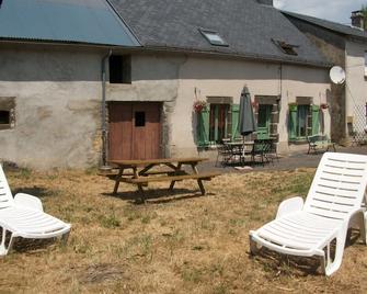 House of Meynial Auvergne Lugarde - Condat - Patio