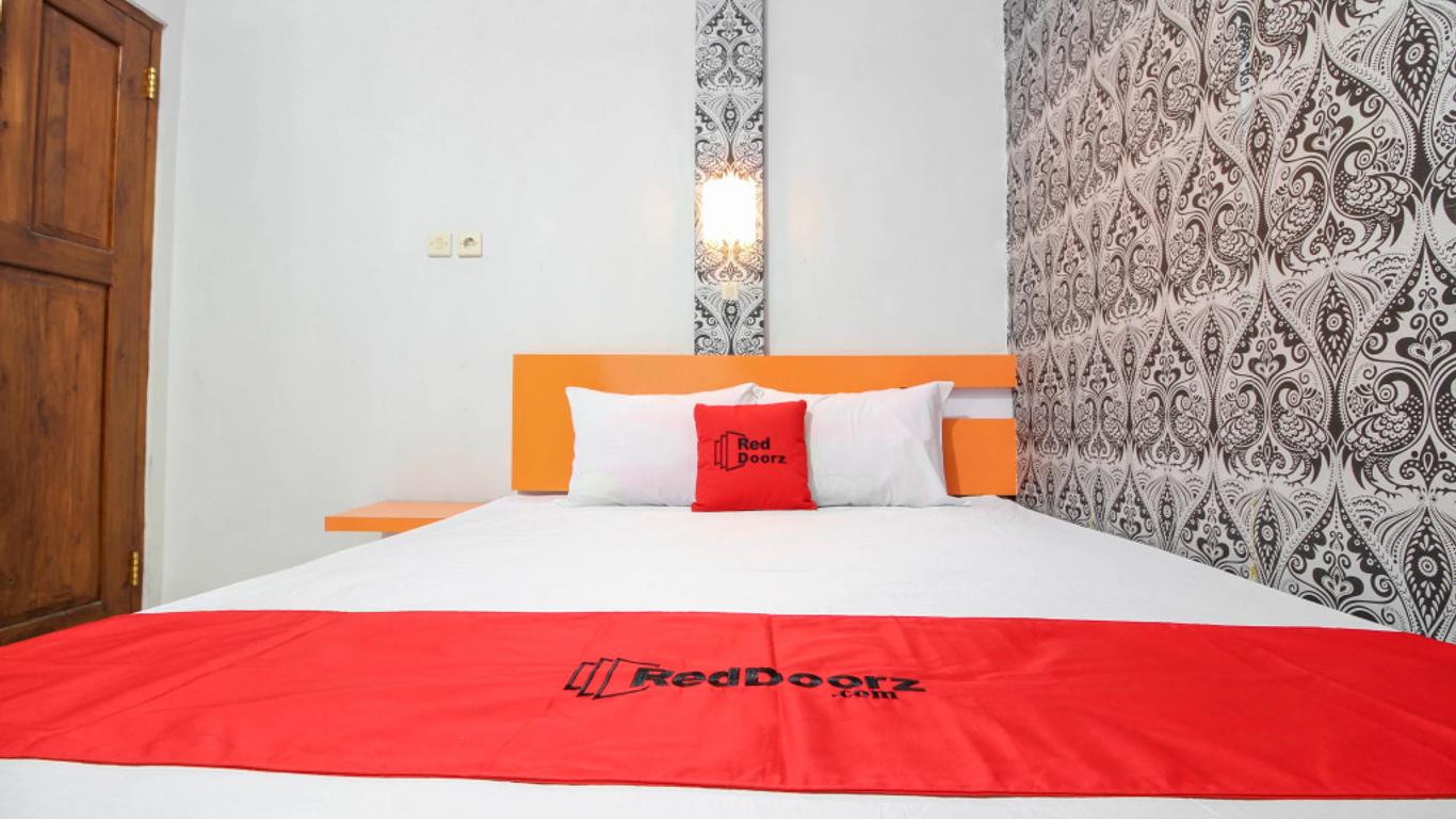 RedDoorz Plus near Hartono Mall