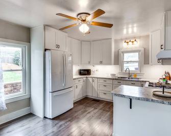 Family-Friendly Altoona Abode with Spacious Patio! - Altoona - Kitchen