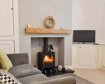 Cottage on the Green - York - Living room