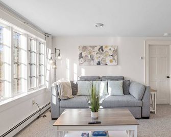 Historic 2nd-Floor Retreat with Modern Comforts - Concord - Wohnzimmer