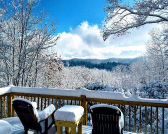 Cozy Romantic Cabin with Beautiful View! Hot Tub! Near Downtown! As Low As 125! - Blue Ridge - Balcony