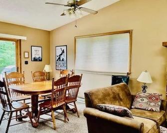 Lakefront W/ Hot Tub/ Game Room/ Firepit/ 5 Min To Ski/ Sleeps 12 / Pet Friendly - White Haven - Dining room