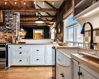 Historic Gaspereau Farmhouse - Wolfville - Kitchen