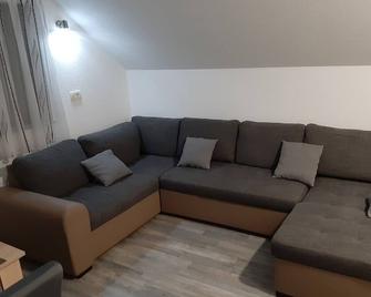 Charming 2-bedroom apartment 2 with WiFi, AC in delightful Plitvice Lakes - Grabovac - Sala de estar