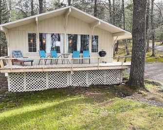 Secluded Cabin minutes from Bar Harbor and Acadia National Park. - Bar Harbor - Patio