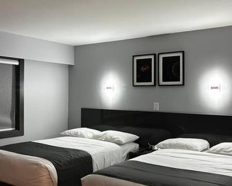 Lakewood Inn - 100 Mile House - Ložnice