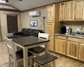 Cozy one bedroom cabin with lake view - Hemphill - Cocina
