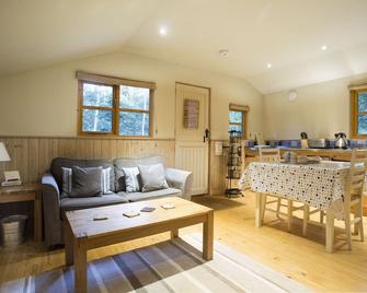 Five Pines - peaceful & secluded woodland cabin in Surrey Hills - Guildford - Living room
