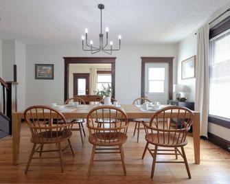 Spacious 6-bedroom house with WiFi and AC in marvelous Mansfield - Mansfield - Dining room