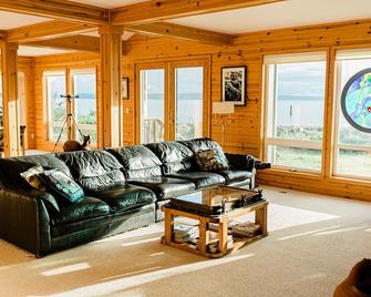 Custom Family Beach House - Pet-Friendly - last minute discounts available - Clinton - Sala de estar