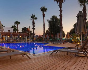 Yalipark Beach Hotel - יאליקבאק - בריכה