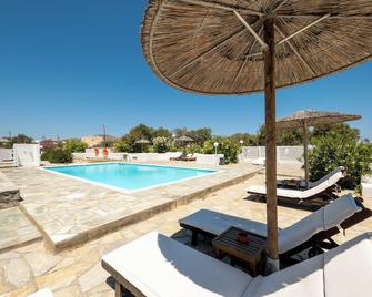 Naoussa Hotel Paros by Booking Kottas - Naousa - Pool