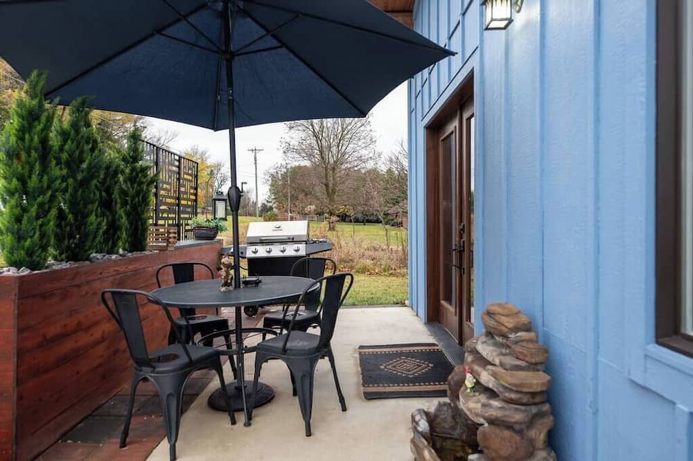 The Driftless Blue Villa | Hot Tub & Fireplace | Close to Downtown - Decorah - Innenhof