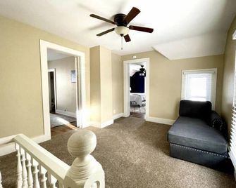 Cozy 3-bedroom home near downtown Fort Wayne | Pet Friendly! - Fort Wayne - Living room