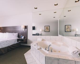 Service Plus Inn and Suites - Grande Prairie - Grande Prairie - Bedroom