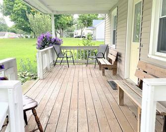 Rabus Giant Yard And Parking Nature Shopping - Fort Wayne - Patio