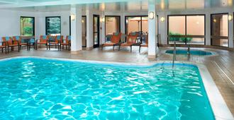 Courtyard by Marriott Cleveland Airport/North - North Olmsted - Piscina
