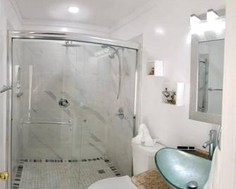 Modern King Studio Apt w/ Private Entrance - Marietta - Baño