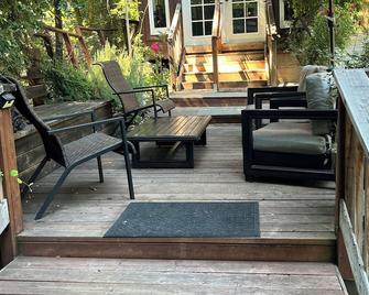 Sweet Spot in the Santa Cruz Redwoods 10 minutes from the Ocean - Soquel - Binnenhof