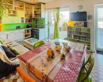 Awesome Apartment In Saint-Étienne - Saint-Étienne - Comedor