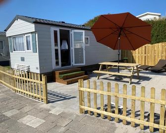 Luxe Chalet op camping Duindoorn, IJmuiden aan Zee, in de buurt van F1 circuit Zandvoort en Bloemendaal op loopafstand strand - IJmuiden - Innenhof