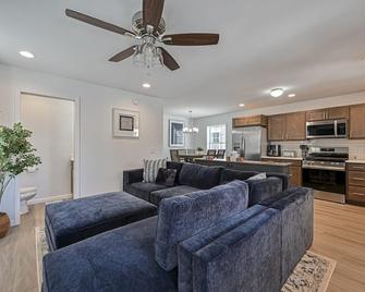 New duplex - walk to beach/casino/dining/outlets+ - Brigantine - Ruang tamu