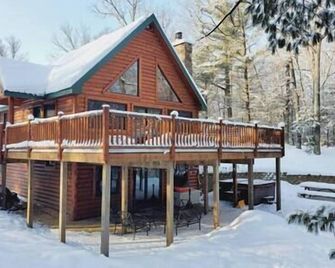 Black Bear Cabin-Hot tub, Pet friendly, Riverfront - Baldwin - Edificio