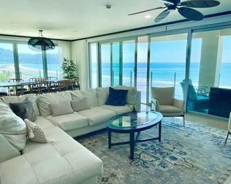 Ocean View, Luxury Penthouse at Diamonte del Sol 702N by RedAwning - Jacó - Sala de estar