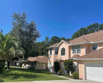 Beautiful Pool Home near the I95 Exit 284 - Palm Coast
