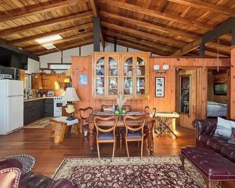 Sandy beaches, big trees, lovely 3BR lodge - private. 10 km to Mahone Bay area - Mahone Bay - Essbereich