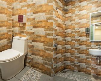 Red's Hotel - Bintulu - Bathroom