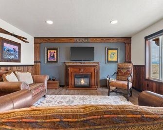 Family Friendly Cabins w/ Mountain & Wildlife View - Kalispell - Living room