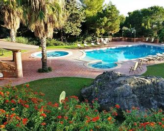 Modern and cozy suite surrounded by greenery ideal for a couple - Aci Castello - Piscina