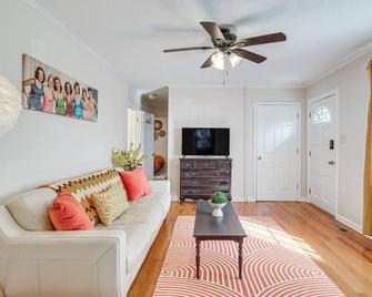 Winchester Home w/ Views Near Tims Ford Lake! - Winchester - Sala de estar