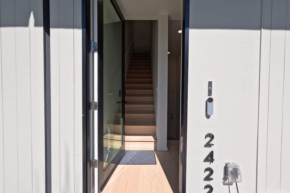 Modern Brand New Stylish Fully Furnished Studio Close to Downtown - Sacramento - Schody