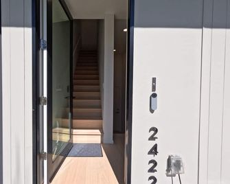 Modern Brand New Stylish Fully Furnished Studio Close to Downtown - Sacramento - Schody