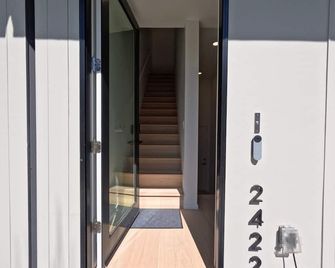 Modern Brand New Stylish Fully Furnished Studio Close to Downtown - סקרמנטו - מדרגות